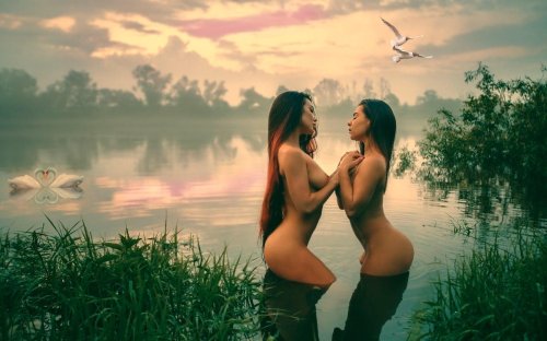 Эротическая фотосессия двух девушек