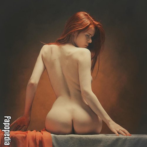 Рыжая девушка