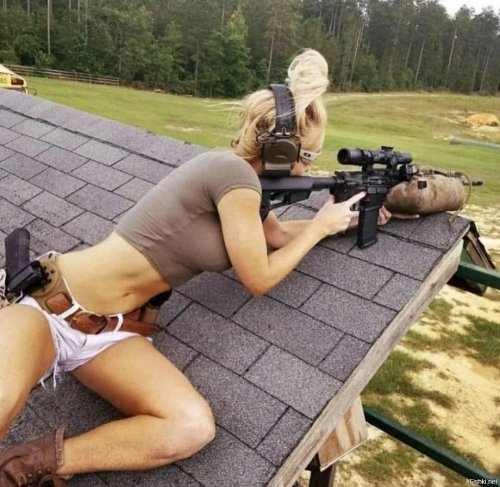 Девушка с ружьем